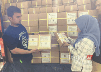 Ketua KPU Demak, Siti Ulfaati (kanan), saat menerima langsung logistik Pilkada bertempat di Gedung IPHI Demak pada Sabtu, 2 November 2024. (M. Burhanuddin Aslam/Lingkarjateng.id)