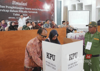 Penyandang disabilitas saat mengikuti prosesi simulasi pemungutan suara Pilkada yang digelar KPU Jepara di Aula Balai Besar Perikanan Budidaya Air Payau (BBPBAP) setempat pada Kamis, 14 November 2024. (Muhammad Aminudin/Lingkarjateng.id)
