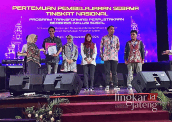 Prosesi penyerahan penghargaan dalam ajang Pertemuan Pembelajaran Sebaya Tingkat Nasional tahun 2024 di Bali baru-baru ini. (Tomi Budiatno/Lingkarjateng.id)