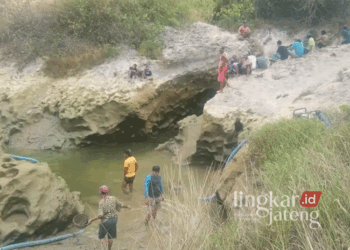 Warga saat beraktivitas di Kali Tapen, Kecamatan Winong, Kabupaten Pati. (Arif Febriyanto/Lingkarjateng.id)