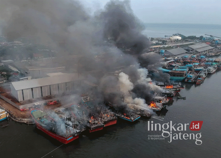 Asap hitam membubung dari 13 kapal nelayan yang terbakar di Dermaga Sepucung Sungai Loji, Keluarahan Panjang Wetan, Kecamatan Pekalongan Utara, Kota Pekalongan, pada Selasa dini hari, 12 November 2024. (Antara/Lingkarjateng.id)