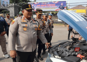 MENGAYOMI: Kapolres Rembang AKBP Suryadi saat mengecek kendaraan personel yang akan melaksanakan Operasi Zebra Candi di Halaman Mapolres Rembang, beberapa waktu lalu. (Setyo Nugroho/Lingkarjateng.id)