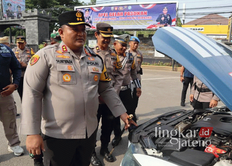 Kapolres Rembang Dijadwalkan Hadir di Bedah Opini Lingkar TV Besok 25 MENGAYOMI: Kapolres Rembang AKBP Suryadi saat mengecek kendaraan personel yang akan melaksanakan Operasi Zebra Candi di Halaman Mapolres Rembang, beberapa waktu lalu. (Setyo Nugroho/Lingkarjateng.id)