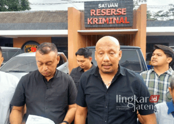 Tim Hukum Perkasa saat memberikan keterangan kepada awak media usai meminta penundaan pemeriksaan Kades Asinan di Mapolres Semarang, Kabupaten Semarang, pada Senin, 25 November 2024. (Hesty Imaniar/Lingkarjateng.id)