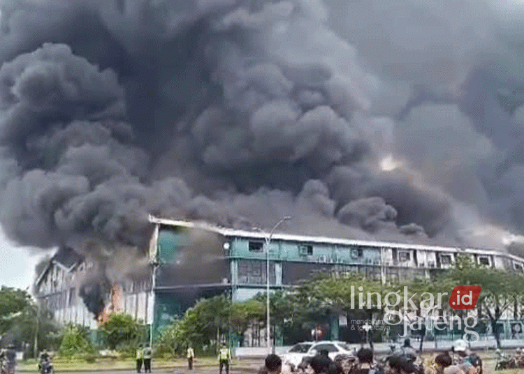 Kebakaran Pabrik Mainan di Kawasan Industri Kendal, Ini Penyebab Api Sulit Dipadamkan 25 Kepulan asap hitam membumbung tinggi akibat kebakaran ang melanda PT Master Kidz Indonesia di Kawasan Industri Kendal (KIK) pada Jumat, 1 November 2024. (Syahril Muadz/Lingkarjateng.id)