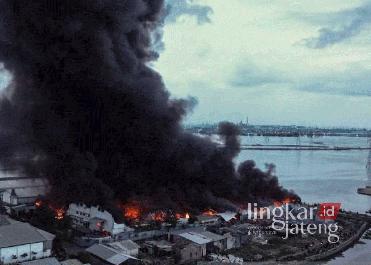 Tampak asap hitam membubung tinggi akibat kebakaran yang melanda gudang pabrik produksi sepeda listrik milik PT Roda Pasifik Mandiri di Kawasan Industri Terboyo, Kota Semarang, Jawa Tengah, pada Kamis, 21 November 2024. (Antara/Lingkarjateng.id)