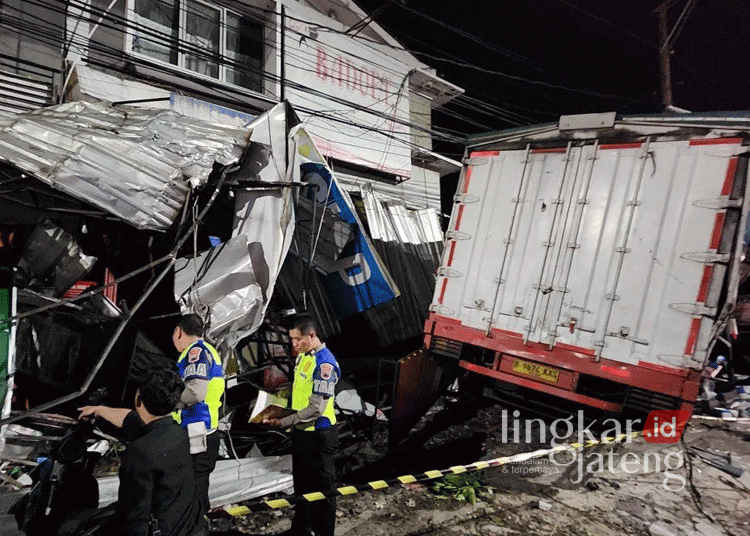 Petugas kepolisian tengah melaukan olah TKP dalam insiden kecelakaan beruntun di Jalan Prof. Hamka, Ngaliyan, Kota Semarang, pada Kamis petang, 21 November 2024. (Antara/Lingkarjateng.id)