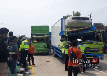 Petugas Satlantas Polres Kendal saat melaukan olah TKP insiden kecelakaan lalu lintas di Jalan Pantura Cepiring pada Senin, 25 November 2024. (Syahril Muadz/Lingkarjateng.id)