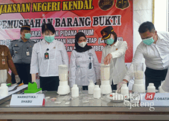 Pemusanahan barang bukti berupa sabu-sabu dan pil koplo oleh Kejaksaan Negeri Kendal pada Senin, 25 November 2024. (Dok. Kejari Kendal/Lingkarjateng.id)