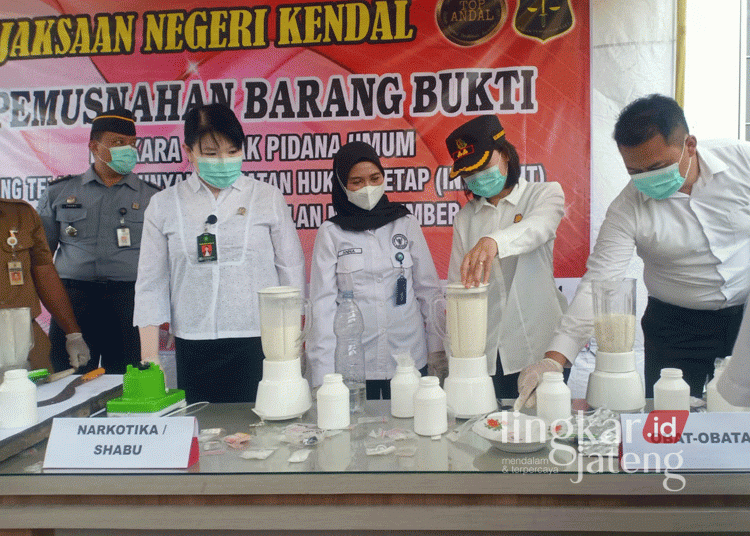 Pemusanahan barang bukti berupa sabu-sabu dan pil koplo oleh Kejaksaan Negeri Kendal pada Senin, 25 November 2024. (Dok. Kejari Kendal/Lingkarjateng.id)