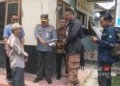 MENINJAU: Pelaksana tugas (Plt) Wali Kota Pekalongan, Salahudin, saat meninjau progres pembangunan showroom Kampung Wisata Tempe di Kuripan, Kertoharjo, Kecamatan Pekalongan Selatan, Kota Pekalongan, Rabu, 20 November 2024. (Diskominfo Kota Pekalongan/Lingkarjateng.id)