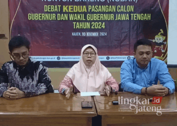 Ketua KPU Kabupaten Pekalongan, Laelatul Izah (tengh), menyampaikan klarifikasi terkait insiden kericuhan menjelang debat cabup-cawabup dalam konferensi pers pada Minggu, 10 November 2024. (Fahri Akbar/Lingkarjateng.id)