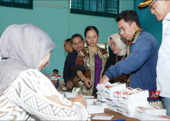 Ketua KPU Kota Salatiga, Yesaya Tiluata (jaket biru), saat memeriksa surat suara yang digunakan untuk simulasi pemungutan suara Pilkada pada Minggu, 3 November 2024. (Dok. Pribadi/Lingkarjateng.id)