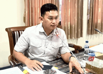 Anggota Komisi A DPRD Jepara dari fraksi Gerindra, Khoirul Anam, saat memberikan usulan pada rapat dengan Diskominfo setempat pada Rabu, 6 November 2024. (Muhammad Aminudin/Lingkarjateng.id)