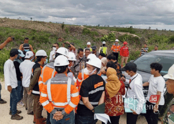 Pihak Pengadilan Tata Usaha Negeri (PTUN) Semarang melaksanakan sidang lokasi di sembilan bidang tanah yang disertifikatkan hak pakai (SHP) atas nama Pemdes Tegaldowo, Kecamatan Gunem, Kabupaten Rembang, pada Kamis, 28 November 2024. (Setyo Nugroho/Lingkarjateng.id)