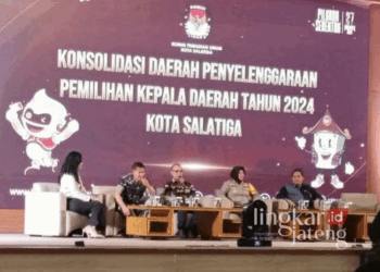 Kepala Bakesbangpol Kota Salatiga, Valentino Tanto Hari Bowo, memaparkan terkait kesiapan Pilkada 2024, beberapa waktu lalu. (Angga Rosa/Lingkarjateng.id)