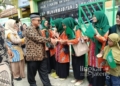 BERSALAMAN: Menteri Pendidikan Dasar dan Menengah , Abdul Mu'ti, bersalaman dengan warga saat tiba di SMP Muhammadiyah 3 Sukolilo, Pati. (Nailin RA/Lingkarjateng.id)