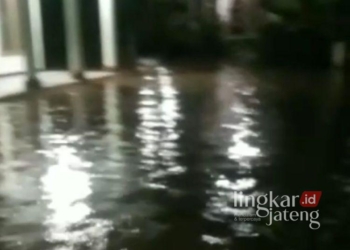 BANJIR: Kondisi banjir di perumahan warga Desa Angkatan Lor, Kecamatan Tambakromo, Kabupaten Pati pada Sabtu, 30 November 2024 malam. (Warga Tambakromo/Lingkarjateng.id)