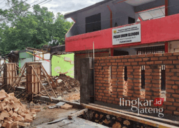 Pembangunan tembok keliling di bekar lahan Pasar Glendoh, Purwodadi, Grobogan. (Dok. Pribadi/Lingkarjateng.id)