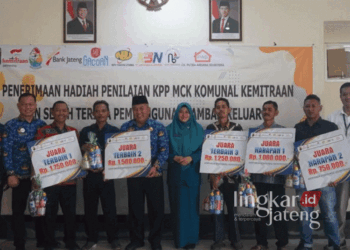 Gelar Lomba, Pemkot Pekalongan Dorong Warga Rawat Fasilitas MCK Komunal 25 Plt. Wali Kota Pekalongan, Salahudin, berfoto bersama para pemenang lomba MCK komunal se-Kota Pekalongan usai penyerahan hadiah pada Selasa, 12 November 2024. (Dok. Diskominfo Kota Pekalongan/Lingkarjateng.id)