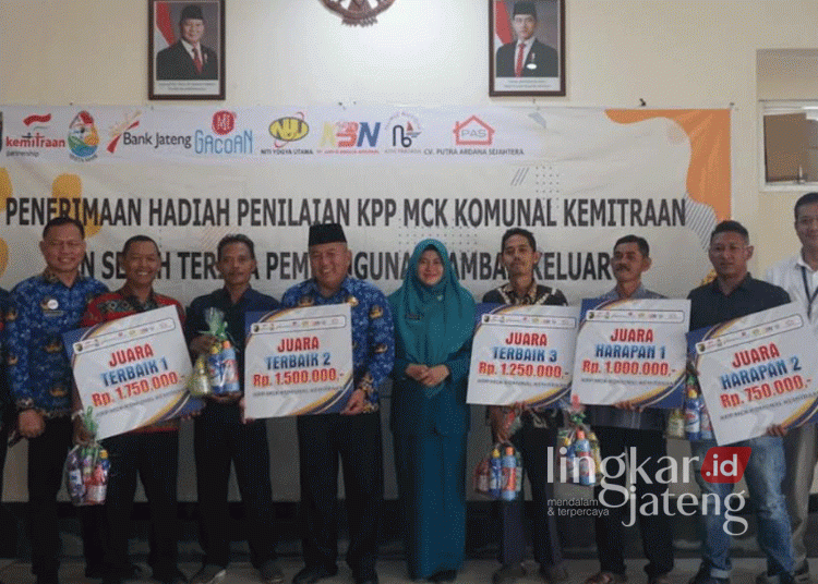 Gelar Lomba, Pemkot Pekalongan Dorong Warga Rawat Fasilitas MCK Komunal 25 Plt. Wali Kota Pekalongan, Salahudin, berfoto bersama para pemenang lomba MCK komunal se-Kota Pekalongan usai penyerahan hadiah pada Selasa, 12 November 2024. (Dok. Diskominfo Kota Pekalongan/Lingkarjateng.id)