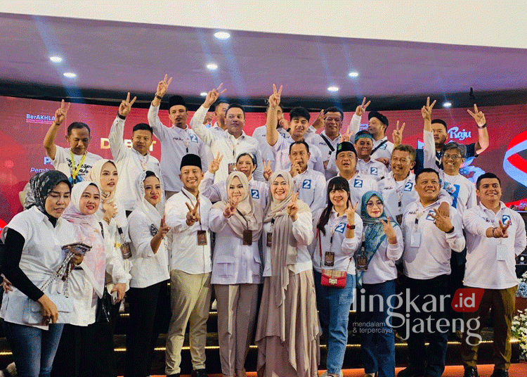 Paslon Bupati dan Wakil Bupati Kendal nomor urut 02, Mirna Annisa-Urike Hidayat, berfoto bersama para pendukung usai pelaksanaan debat publik terakhir yang berlangsung di Gedung DPRD Kendal pada Senin malam, 18 November 2024. (Unggul Priambodo/Lingkarjateng.id)