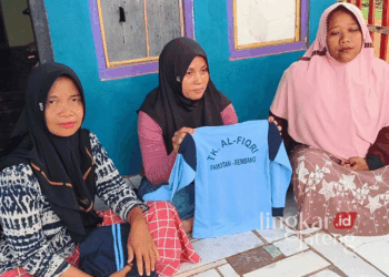 Orang Tua Beda Pilihan Politik dengan Yayasan, 3 Siswa TK di Rembang Dikeluarkan dari Sekolah


Orang tua tiga siswa yang dikeluarkan dari TK Darul Fiqri yang ada di Dukuh Cikalan, Desa Pamotan, Kecamatan Pamotan, Kabupaten Rembang. (Setyo Nugroho/Lingkarjateng.id)