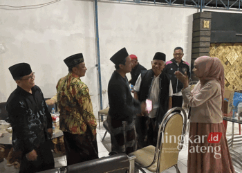 Sejumlah pengurus PCNU Kabupaten Kendal saat memberikan selamat kepada Dyah Kartika Permanasari atas keunggulan hasil quick count dari KPU setempat pada Rabu, 27 November 2024. (Unggul Priambodo/Lingkarjateng.id)