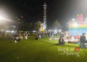 Sejumlah PKL saat kembali menggelar lapak di kawasan zona merah Alun-alun Simpang Lima Pati pada Sabtu, 23 November 2024. (Arif Febriyanto/Lingkarjateng.id)