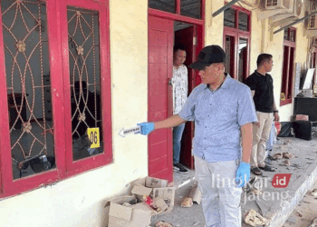 Tim Satreskrim Polres Rembang menggelar olah TKP kerusuhan di PT Kapur Rembang Indonesia (KRI) Desa Kajar, Kecamatan Gunem, Kabupaten Rembang, baru-baru ini. (Setyo Nugroho/Lingkarjateng.id)