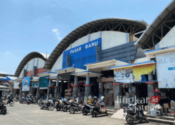 Tampak depan Pasar Baru yang berlokasi di Kelurahan Wergu Wetan, Kecamatan Kota, Kabupaten Kudus. (Nisa Hafizhotus S./Lingkarjateng.id)
