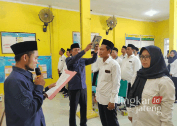 Prosesi pengambilan sumpah dan jaji dalam pelantikan petugas KPPS Pilkada di salah satu desa di Kabupaten Demak pada Kamis, 7 November 2024. (M. Burhanuddin Aslam/Lingkarjateng.id)