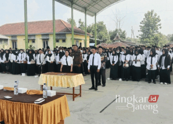 Prosesi pelantikan petugas KPPS Pilkada di Kecamatan Winong, Kabupaten Pati, pada Kamis, 7 November 2024. (Arif Febriyanto/Lingkarjateng.id)