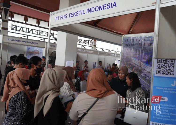 Para pencari kerja sedang mengunjungi stand perusahaan penyedia lowongan pekerjaan dalam job fair yang digelar Pemkab Demak di Gedung Kesenian Tembiring pada Rabu, 13 November 2024. (M. Burhanuddin Aslam/Lingkarjateng.id)