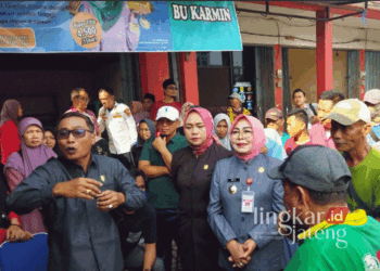 Bupati Grobogan Sri Sumarni saat meninjau kondisi Pasar Gubug bersama Ketua DPRD Lusia Indah Artani dan Ketua Komisi B Agus Siswanto, baru-baru ini. (Dok. Pribadi/Lingkarjateng.id)