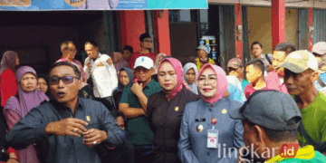 Bupati Grobogan Sri Sumarni saat meninjau kondisi Pasar Gubug bersama Ketua DPRD Lusia Indah Artani dan Ketua Komisi B Agus Siswanto, baru-baru ini. (Dok. Pribadi/Lingkarjateng.id)