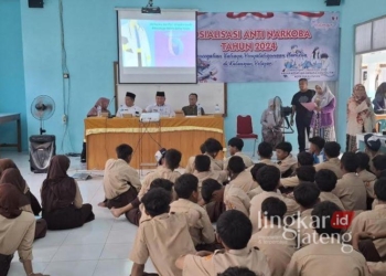 SOSIALISASI: Plt Wali Kota Pekalongan, Salahudin, memberikan arahan dalam acara Sosialisasi Bahaya Narkoba yang digelar Badan Kesatuan Bangsa dan Politik (Bakesbangpol) Kota Pekalongan di Aula SMP Negeri 17, Jumat, 1 November 2024. (Kominfo Kota Pekalongan/Lingkarjateng.id)