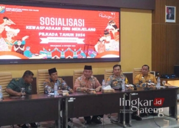 Pemkot Pekalongan Ajak Semua Elemen Bersinergi Cegah Kerawanan Pilkada 25 SOSIALISASI: Plt. Wali Kota Pekalongan, Salahudin (tengah), memberikan arahan dalam forum kewaspadaan dini Pilkada 2024 yang dihadiri oleh pejabat terkait dan tokoh masyarakat, Kamis, 31 Oktober 2024. (Kominfo Kota Pekalongan/Lingkarjateng.id)