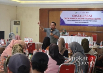 Pemkot Pekalongan Sosialisasikan Prosedur Legal Kerja ke Luar Negeri 29 SOSIALISASI: Suasana sosialisasi prosedur bekerja di luar negeri bagi Calon Pekerja Migran Indonesia (CPMI) yang diselenggarakan oleh Dinas Perindustrian dan Tenaga Kerja Kota Pekalongan di Hotel Istana, Kamis, 14 November 2024. (Diskominfo Kota Pekalongan/Lingkarjateng.id)