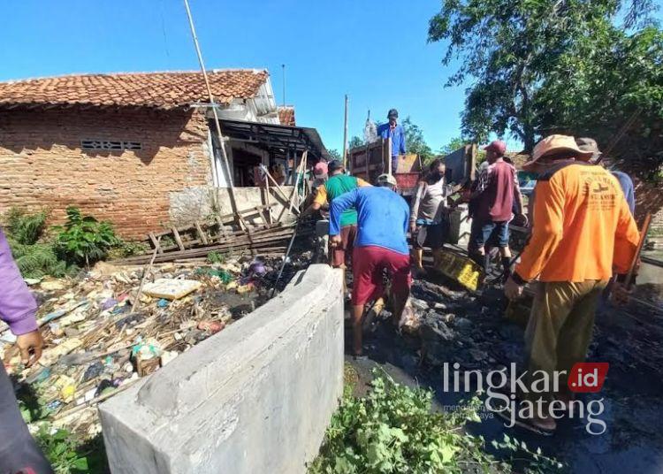 GOTONG ROYONG: Lingkungan permukiman di Kelurahan Degayu, RW 8 (Clumprit), Kota Pekalongan yang menjadi target penataan kawasan kumuh oleh Pemerintah Pekalongan.  (Dok. Diskominfo Kota Pekalongan/Lingkarjateng.id)