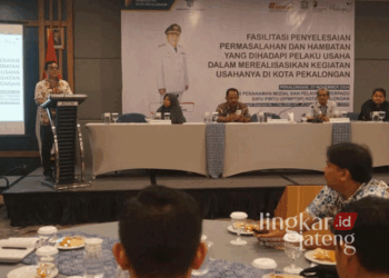 Sekda Kota Pekalongan, Nur Priyantomo, memberikan sambutan dalam acara fasilitasi penyelesaian masalah pelaku usaha perikanan yang diadakan oleh DPMPTSP pada Kamis, 7 November 2024. (Dok. Diskominfo Kota Pekalongan/Lingkarjateng.id)