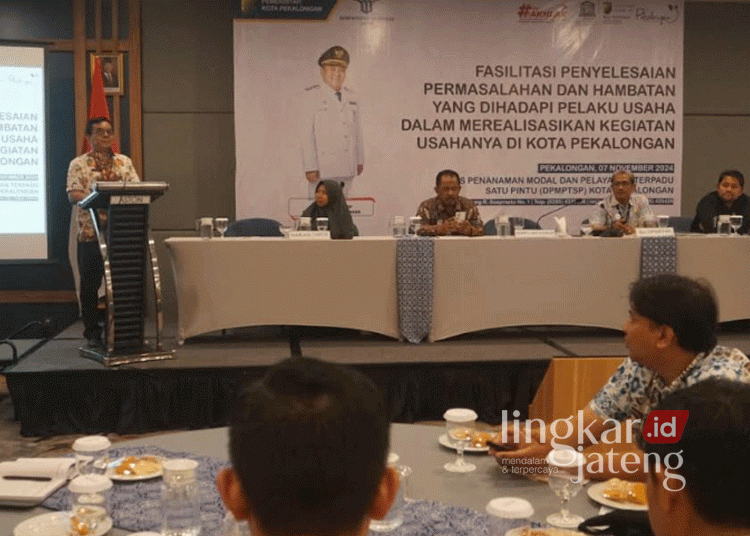 Sekda Kota Pekalongan, Nur Priyantomo, memberikan sambutan dalam acara fasilitasi penyelesaian masalah pelaku usaha perikanan yang diadakan oleh DPMPTSP pada Kamis, 7 November 2024. (Dok. Diskominfo Kota Pekalongan/Lingkarjateng.id)
