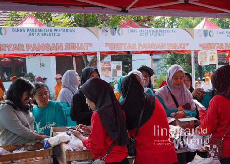 Gandeng Pemprov Jateng, Pemkot Salatiga Kampanyekan Pola Pangan Sehat ke Warga 25 Sejumlah warga membeli telur di Gebyar Pangan Sehat yang digelar di Halaman Kantor Kecamatan Tingkir, Kota Salatiga, pada Kamis, 14 November 2024. (Dok. Diskominfo Kota Salatiga/Lingkarjateng.id)