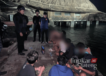Tim Patroli Presisi Siraju Polres Jepara saat menegur sekelompok pemuda yang asyik pesta miras di kawasan Pantai Bandengan dan Pantai Kartini pada Sabtu malam, 16 November 2024. (Tomi Budianto/Lingkarjateng.id)