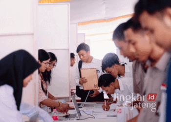 Para pencari kerja memadati job fair yang diadakan oleh SMK Tunas Harapan Pati tahun lalu. (Arif Febriyanto/Lingkarjateng.id)