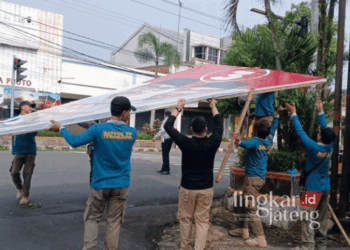 Petugas gabungan mencopot APK di Kabupaten Temanggung, Jawa Tengah, pada Minggu, 24 November 2024. (Antara/Lingkarjateng.id)
