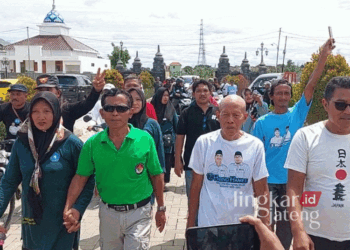 Sejumlah pendukung Harno-Hanies di Kecamatan Pamotan saat beramai-ramai jalan kaki ke Rembang untuk menunaikan nazar kemenangan pasangan Harmonis pada Kamis, 28 November 2024. (Vicky Rio/Lingkarjateng.id)