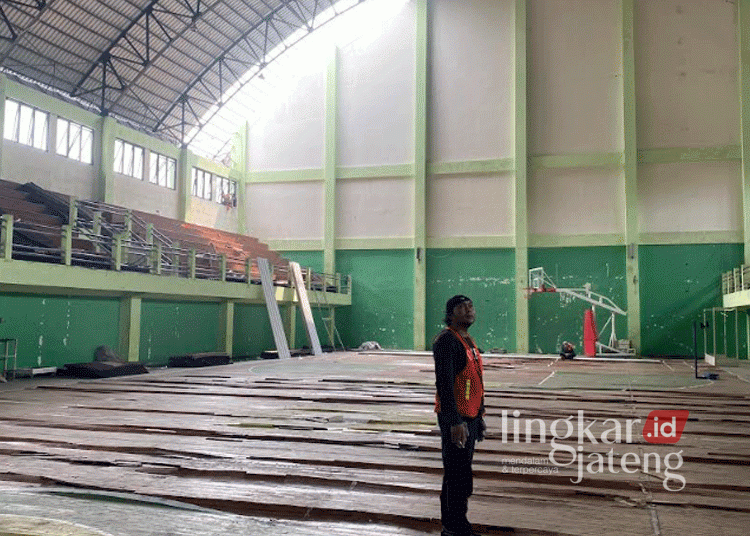 Pekerja saat mengecek kondisi lantai GOR Wergu Wetan, Kabupaten Kudus. (Mohammad Fahtur Rohman/Lingkarjateng.id)