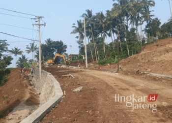 Sejumlah pekerja tampah sedang mengerjakan proyek perbaikan jalan penghubung Kabupaten Seamrang-Kota Salatiga di Desa Ujung-Ujung, Kecamatan Pabelan, Kabupaten Semarang pada Kamis, 14 November 2024. (Hesty Imaniar/Lingkarjateng.id)
