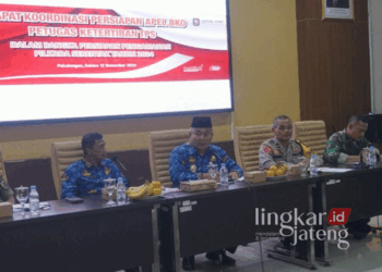 Amankan Pilkada 2024, Pemkot Pekalongan Siap Kerahkan 1.246 Personel Satlinmas 32 Plt. Wali Kota Pekalongan, Salahudin (dua dari kiri), saat memimpin Rapat Koordinasi (Rakor) Persiapan Pengamanan Pilkada 2024 bersama jajaran stakeholder terkait di Ruang Buketan Setda Kota Pekalongan pada Selasa, 12 November 2024. (Dok. Diskominfo Kota Pekalongan/Lingkarjateng.id)